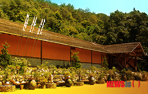 【영월=뉴시스】홍춘봉 기자 = 강원 영월군 조선민화박물관 오석환 관장은 20일 개최되는 제16회 전국박물관인 대회에서 박물관․ 미술관 발전에 기여한 공로로 문화체육관광부 장관상을 수상한다. 사진은 지난 2000년 개장한 영월 조선민화박물관.(사진=영월박물관협회 제공) photo@newsis.com 