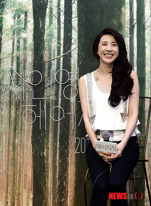 【서울=뉴시스】홍찬선 기자 = 가수 서인영이 14일 오후 서울 용산구 이태원 화수목 바이 강레오에서 열린 '헤어지자' 쇼케이스에서 사회자의 질문을 듣고 있다.&nbsp; mania@newsis.com