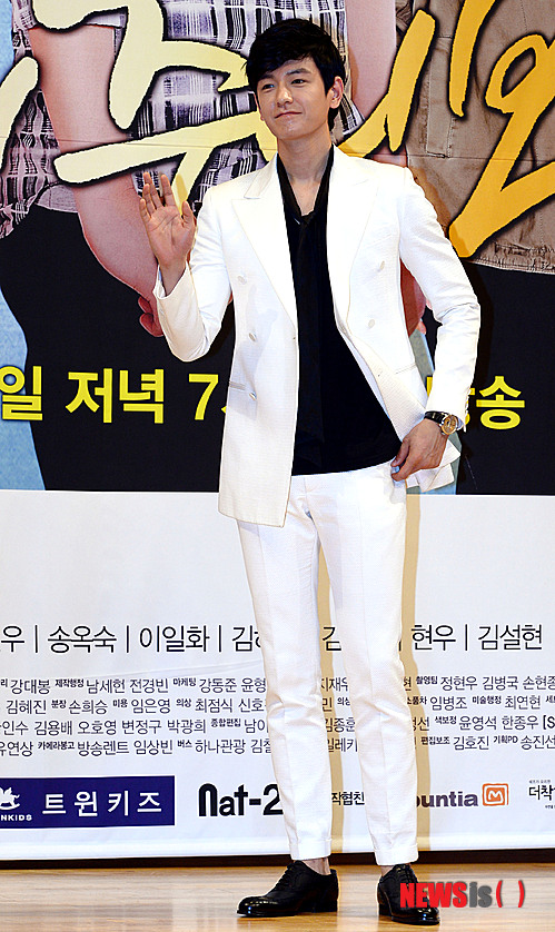 【서울=뉴시스】박동욱 기자 = 배우 임주환이 14일 오후 서울 양천구 목동 SBS에서 열린 드라마 '못난이 주의보' 제작발표회에서 포토타임을 갖고 있다.&nbsp; fufus@newsis.com