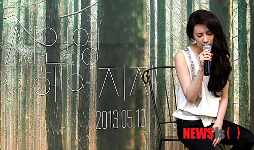 【서울=뉴시스】가수 서인영이 14일 오후 서울 용산구 이태원 화수목 바이 강레오에서 열린 '헤어지자' 쇼케이스에서 열창을 하고 있다.&nbsp; photo@newsis.com 