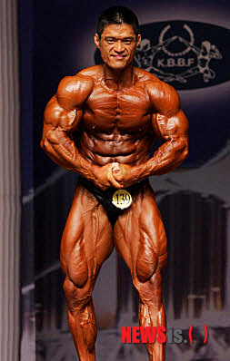 【서울=뉴시스헬스/뉴시스】지난해 대한보디빌딩협회가 선발한 미스터 코리아 대상 수상자 김종원씨. (사진=대한보디빌딩협회 제공) 이새하 기자 lovesaeha@newsishealth.com 