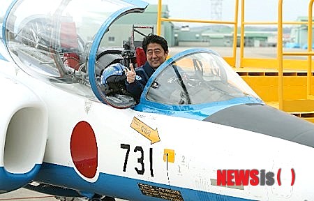 【서울=뉴시스】12일 아베 신조(安倍晉三) 일본 총리가 미야기(宮城)현 히가시마쓰시마(東松島)시의 항공자위대 기지를 방문해 '731'이란 편명이 적힌 곡예비행단 훈련기의 조종석에 앉아 엄지손가락을 들어올린 포즈로 사진을 찍고 있다. 우경화 행보로 세계적인 질타를 받는 아베 총리는 2차 세계대전 당시 인간생체시험장이 있었던 731 세균전 부대를 연상시키는 사진을 공개해 논란이 일고 있다. (사진출처: 중국 환추스바오(環球時報))
