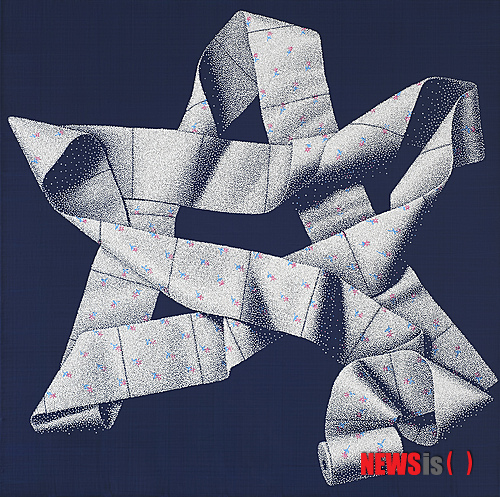 【서울=뉴시스】유상우 기자 = 윤종석(43)은 붓 대신 주사기를 들고 작업한다. 주사기에 링거 바늘을 꽂은 후 아크릴 물감을 빨아들인 뒤 화폭에 점을 찍으며 형상을 만들어낸다.&nbsp; 그동안 옷을 접어 동물이나 사물을 점을 찍어 표현한 그가 이번에는 원탁이나 의자를 덮은 천에 주목했다.&nbsp; swryu@newsis.com