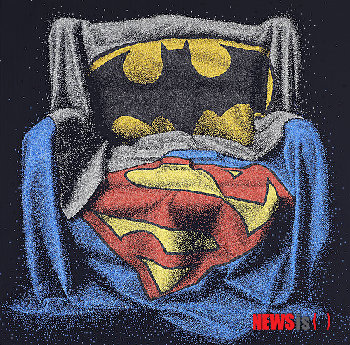 【서울=뉴시스】유상우 기자 = 윤종석(43)은 붓 대신 주사기를 들고 작업한다. 주사기에 링거 바늘을 꽂은 후 아크릴 물감을 빨아들인 뒤 화폭에 점을 찍으며 형상을 만들어낸다.&nbsp; 그동안 옷을 접어 동물이나 사물을 점을 찍어 표현한 그가 이번에는 원탁이나 의자를 덮은 천에 주목했다.&nbsp; swryu@newsis.com