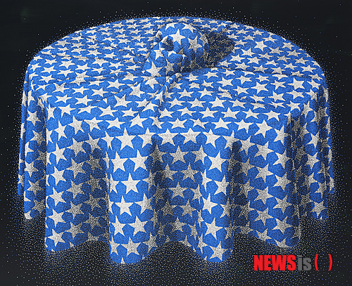 【서울=뉴시스】유상우 기자 = 윤종석(43)은 붓 대신 주사기를 들고 작업한다. 주사기에 링거 바늘을 꽂은 후 아크릴 물감을 빨아들인 뒤 화폭에 점을 찍으며 형상을 만들어낸다.&nbsp; 그동안 옷을 접어 동물이나 사물을 점을 찍어 표현한 그가 이번에는 원탁이나 의자를 덮은 천에 주목했다.&nbsp; swryu@newsis.com