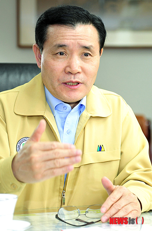 【서울=뉴시스】최동준 기자 = 남상호 소방방재청장이 7일 서울 세종로 정부서울청사 소방방재청 집무실에서 뉴시스와 인터뷰를 갖고 있다. photocdj@newsis.com