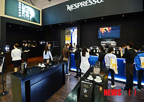 【고양=뉴시스】박문호 기자 = 2013 서울국제식품대전과 대한민국 식품대전이 개막한 14일 경기도 고양시 일산 킨텍스에 참가한 캡슐커피 브랜드 네스프레소가 다양한 기업용 캡슐커피머신을 선보이고 있다. (사진=네스프레소 제공)&nbsp; photo@newsis.com