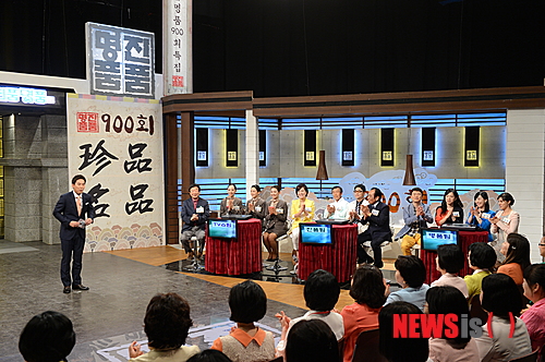 【서울=뉴시스】오제일 기자 = KBS 1TV 고미술 감정프로그램 '진품명품'이 19일 제900회를 맞이한다. 1995년 3월 첫 방송돼 18년 간 820개 시·군·구를 돌아다니며 출장감정을 했다. 감정된 의뢰품은 6100여점에 이른다. 역대 감정가 1위는 814회의 '석천 한유도'로 15억원을 기록했다. 석천(石泉) 전일상(1700~1753)의 일상을 담은 풍속화인 '석천 한유도'는 가치를 인정받아 국립중앙박물관에 전시되기도 했다. 2위는 12억원의 감정가를 기록한 청자 역상감 모란문 장구(467회)다. 상감기법의 절정인 역상감기법을 이용해 오묘한 빛깔을 띤다. 나무로 만든 장구와 달리 청아한 소리를 내는 것이 특징이다. 감정가 '0'원을 받은 의뢰품도 있다. 안중근이 옥중에서 사형을 기다리며 남긴 200여점의 유묵 중 하나인 '敬天'(경천)이다. '경천'은 739회 의뢰품으로 등장, "감히 값을 매길 수 없다"는 평과 함께 '0'원의 감정가를 받았다. 한편, '진품명품'은 900회를 맞아 특집방송을 한다. 시청자와 연예인이 '쇼감정단'을 꾸려 화제가 됐던 감정품들을 다시 만난다. 오전 10시50분에 방송된다. kafka@newsis.com