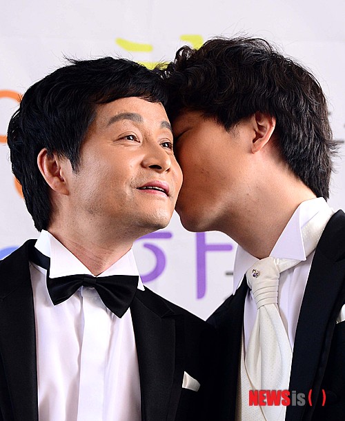 【서울=뉴시스】전신 기자 = 영화 제작자 겸 감독인 김조광수가 15일 오후 서울 동작구 아트나인 야외무대에서 동성연인과 결혼식 기자회견을 가졌다. 연인 김승환이 김 감독의 볼에 입을 맞추고 있다. photo1006@newsis.com