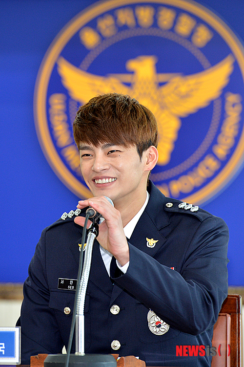 【울산=뉴시스】장지승 기자 = 가수 겸 연기자 서인국이 15일 울산지방경찰청 소회의실에서 '4대 사회악 척결' 울산지방경찰청 홍보대사 및 명예경찰로 위촉된 소감을 밝히고 있다. 서인국은 명예 경장으로 2년 동안 경찰 홍보활동을 하게 된다.&nbsp;&nbsp; jjs@newsis.com