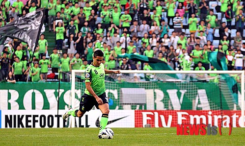 【전주=뉴시스】김운협 기자 = 15일 전주 월드컵경기장에서 열린 전북현대와 일본 가시와 레이솔의 AFC 챔피언스리그 16강 1차전에서 전북현대 에닝요가 프리킥을 하고 있다. uh0820@newsis.com