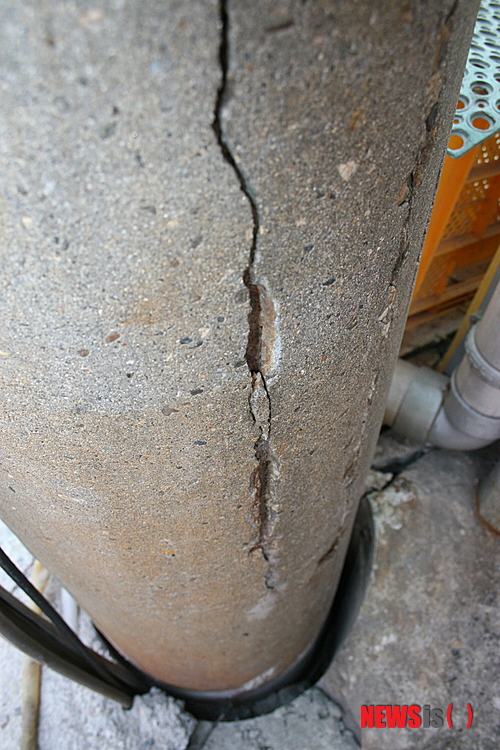 【화천=뉴시스】한윤식 기자 = 15일 강원 화천군 사내면 사창리 시장골목 한가운데 금방이라도 넘어질 듯한 노후된 14m 높이의 전봇대가 10도 이상 기울어진 채 방치돼 있어 안전사고의 우려가 제기되고 있다. 문제의 전봇대는 시간이 지날수록 기울임 현상이 빨라지는 것은 물론 균열까지 보이고 있다.&nbsp; ysh@newsis.com