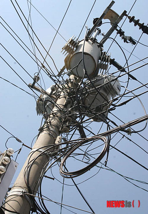 【화천=뉴시스】한윤식 기자 = 15일 강원 화천군 사내면 사창리 시장골목 한가운데 금방이라도 넘어질 듯한 노후된 14m 높이의 전봇대가 10도 이상 기울어진 채 방치돼 있어 안전사고의 우려가 제기되고 있다.문제의 전봇대는 시간이 지날수록 기울임 현상이 빨라지는 것은 물론 균혈현상까지 보이고 있는 가운데 10m 높이에는 448kg무게의 변압기 3개가 매달려 있어 전봇대가 언제 넘어질지 몰라 주민들이 불안해 하고 있다&nbsp; ysh@newsis.com