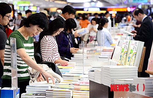 【서울=뉴시스】전신 기자 = 서울 낮기온이 27도까지 오르는 등 초여름 날씨를 보인 16일 오후 서울 광화문 교보문고에서 반소매 옷을 입은 시민들이 독서를 하고 있다.&nbsp; photo1006@newsis.com