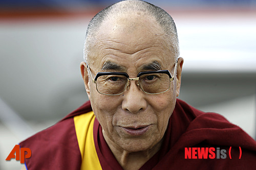 【서울=뉴시스】하도겸 박사의 ‘여의봉, 히말라야 이야기’ <6>&nbsp; 5월 9일 롭상 상가이 티베트 망명정부 총리는 “티베트 망명정부는 중국의 통치를 받아들이고 티베트에 대한 중국의 주권과 영토 보존에 도전하지 않을 것”이라고 말했다. 달라이라마의 하야와 급진주의적 반중국 티베트독립을 추진했던 티베트인 최대 독립운동 단체인 ‘티베트 청년 의회’(TYC) 등과도 무관하지 않은 사람이다. 이 총리가 기존의 달라이 라마가 이끌었던 망명 정부안에 대외적으로 처음으로 동의를 표명한 것이라고 한다. 이는 5월 27일 그동안 비방을 해왔던 TYC가 달라이라마에게 사과하고 용서를 구한 것과도 같은 맥락에서 이해할 수 있다.&nbsp; 국립민속박물관 학예연구사 dogyeom.ha@gmail.com 