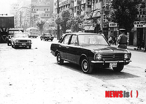 【서울=뉴시스】1970년대 현대차가 생산한 코티나가 서울 시내를 주행하고 있는 모습. (제공=현대기아차)&nbsp; photo@newsis.com