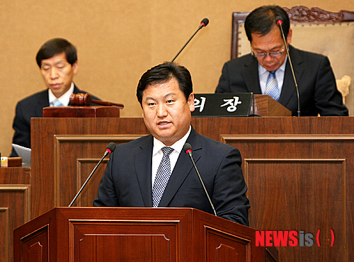 【밀양=뉴시스】안지율 기자 = 경남 밀양시의회 장병국 의원(47·다 선거구)은 16일 열린 제161회 제1차 본회의에서 유아의 발달에 적합한 장난감을 대여해 부모의 부담을 덜어주는데 효과적인 해결책을 촉구하는 5분 자유발언을 하고 있다. (사진=밀양시의회 제공)&nbsp;&nbsp;&nbsp; photo@newsis.com 