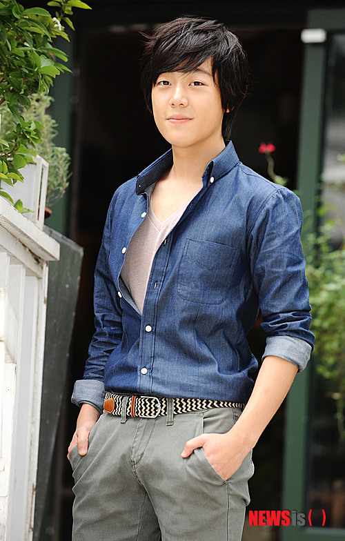 【서울=뉴시스】유상우 기자 = 탤런트 진지희(14)·노영학(20)·오승윤(22)·박건태(17)·이인성(17)이 MBC TV 새 월화드라마 ‘불의 여인 정이’(극본 권순규·연출 박성수)의 극 초반을 책임진다.&nbsp; ‘불의 여신 정이’는 16세기 말 동아시아 최고 수준의 과학과 예술의 결합체인 조선시대 도자기 제작소 분원을 배경으로 ‘백파선’의 치열했던 예술혼과 사랑을 그린다. 또 그녀를 사랑했으면서도 떠나보내야 한 풍운의 왕세자 ‘광해’의 삶을 재조명한다.&nbsp; 진지희는 문근영(26)이 맡은 도공 ‘유정’의 어린 시절을 연기한다. ‘해를 품은 달’의 철부지 민화공주 이후 1년6개월 만의 TV 출연이다. 성숙해진 외모만큼 당차고 차분한 모습의 ‘유정’으로 시청자들을 만난다는 각오다.&nbsp; MBC TV 드라마 ‘짝패’ ‘계백’, KBS 1TV ‘대왕의 꿈’ 등 주로 사극에 출연한 노영학은 이상윤(32)이 연기하는 ‘광해’의 아역으로 나온다.&nbsp; 2002년 KBS 2TV 어린이드라마 ‘매직키드 마수리’를 비롯해 MBC TV ‘주몽’ ‘태왕사신기’ 등에서 활약한 오승윤은 박건형(36)이 맡은 ‘육도’의 어린 시절을 연기한다.&nbsp; 지난해 ‘메이 퀸’ ‘더 킹 투 하츠’로 사랑받은 박건태는 김범(24)이 책임지는 ‘태도’의 아역, 2005년 영화 ‘파송송 계란탁’의 철부지 어린이에서 훈훈한 남자로 성장한 이인성은 이광수(28)가 맡은 ‘임해’의 어린 시절로 나온다.&nbsp; ‘구가의 서’ 후속으로 7월 방송예정이다.&nbsp; swryu@newsis.com