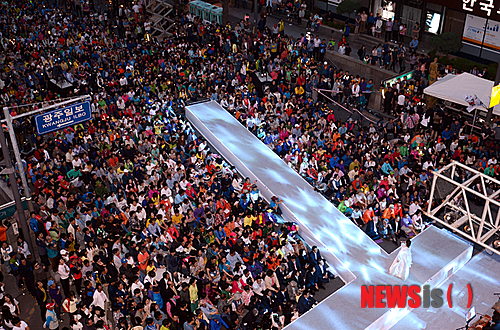 【광주=뉴시스】배동민 기자 = 5·18민주화운동 제33주년 기념일을 하루 앞둔 17일 오후 광주 동구 금남로에서 열린 전야제에 많은 시민들이 참여해 공연을 보고 있다.&nbsp;&nbsp; guggy@newsis.com