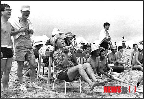 【서울=뉴시스】1975년 8월 현대건설 신입사원 하계수련회 당시 정주영 회장의 모습. (제공=아산정주영닷컴 캡쳐)&nbsp; photo@newsis.com