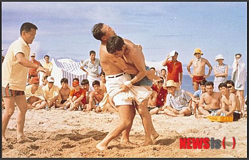 【서울=뉴시스】현대그룹 창업주 정주영 회장의 1970년대 야유회 당시 모습. (제공=아산정주영닷컴 캡쳐)&nbsp; photo@newsis.com