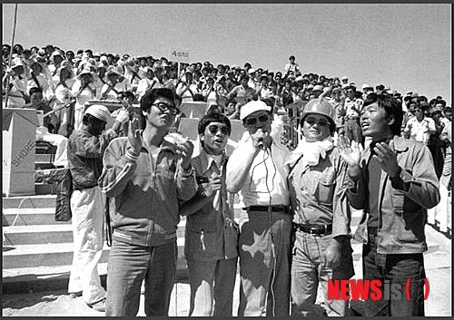 【서울=뉴시스】1978년 중동 방문 당시 기능직 사원들을 위한 운동회에 참가한 정주영 회장이 함께 노래를 부르고 있다. (제공=아산정주영닷컴 캡쳐)&nbsp; photo@newsis.com