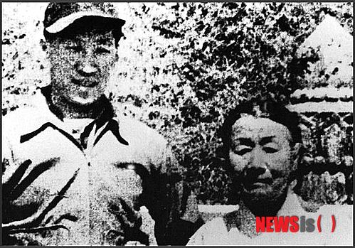 【서울=뉴시스】1934년 복흥상회 주인 아주머니와 함께 서 있는 정주영 회장. 정 회장은 19세에 쌀소매상인 복흥상회에 취업해 장사하는 방법을 배웠다. (제공=아산정주영닷컴 캡쳐) photo@newsis.com