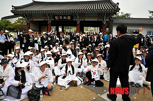 【광주=뉴시스】맹대환 기자 = 5·18민주화운동 제33주년 기념식이 광주 북구 운정동 국립5·18민주묘지에서 거행된 가운데 '임을 위한 행진곡' 배제에 반발한 5·18유족회원 등 5월단체 관계자들이 행사장 입장을 거부하고 민주의 문 앞에서 시위를 벌이고 있다. mdhnews@newsis.com