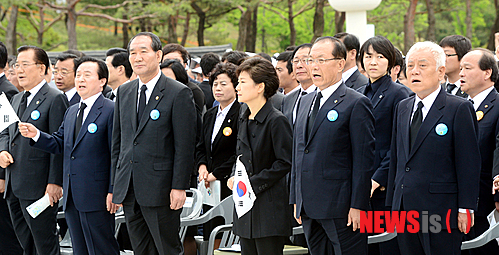 【광주=뉴시스】18일 오전 광주 북구 운정동 국립5·18민주묘지에서 열린 제33주년 5·18민주화운동 기념식에서 임을 위한 행진곡이 제창되고 있으나 박근혜 대통령은 따라부르지 않고 있다.(사진=광주전남사진기자단)   hgryu77@newsis.com