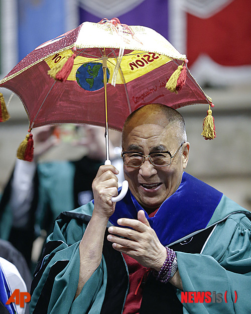 【서울=뉴시스】하도겸 박사의 ‘여의봉, 히말라야 이야기’ <6>&nbsp; 5월 9일 롭상 상가이 티베트 망명정부 총리는 “티베트 망명정부는 중국의 통치를 받아들이고 티베트에 대한 중국의 주권과 영토 보존에 도전하지 않을 것”이라고 말했다. 달라이라마의 하야와 급진주의적 반중국 티베트독립을 추진했던 티베트인 최대 독립운동 단체인 ‘티베트 청년 의회’(TYC) 등과도 무관하지 않은 사람이다. 이 총리가 기존의 달라이 라마가 이끌었던 망명 정부안에 대외적으로 처음으로 동의를 표명한 것이라고 한다. 이는 5월 27일 그동안 비방을 해왔던 TYC가 달라이라마에게 사과하고 용서를 구한 것과도 같은 맥락에서 이해할 수 있다.&nbsp; 국립민속박물관 학예연구사 dogyeom.ha@gmail.com 