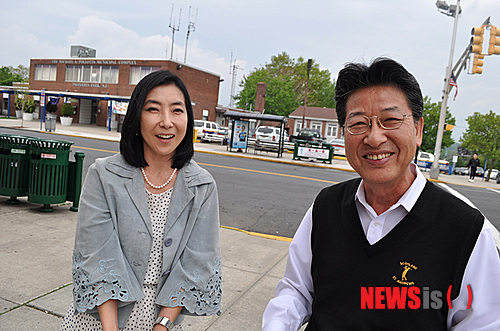 【뉴욕=뉴시스】노창현 특파원 = ‘재미동포아줌마 북한에가다’의 저자 신은미씨가 남편 정태일씨와 시카고 강연회를 마치고 지난 11일 뉴욕에 왔다. 캘리포니아에 거주하는 신은미씨 부부는 지난 2년간 북한 전역을 40일간 여행하며 진솔한 여행기를 실어 화제를 모았다. 오는 8월 네 번째 북한여행을 계획중인 이들은 “이번 방문길엔 수양딸의 인연을 맺은 설경이의 신혼집도 방문할 것”이라고 말했다.<사진=Newsroh.com 제공>&nbsp; robin@newsis.com 