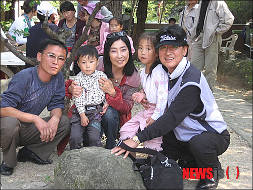 【뉴욕=뉴시스】노창현 특파원 = ‘재미동포아줌마 북한에가다’의 저자 신은미씨가 남편 정태일씨와 시카고 강연회를 마치고 지난 11일 뉴욕에 왔다. 캘리포니아에 거주하는 신은미씨 부부는 지난 2년간 북한 전역을 40일간 여행하며 진솔한 여행기를 실어 화제를 모았다. 오는 8월 네 번째 북한여행을 계획중인 이들은 “이번 방문길엔 수양딸의 인연을 맺은 설경이의 신혼집도 방문할 것”이라고 말했다. 금강산에서 만난 가족과 함께한 신은미씨 부부. <사진=신은미씨 제공>&nbsp; robin@newsis.com 