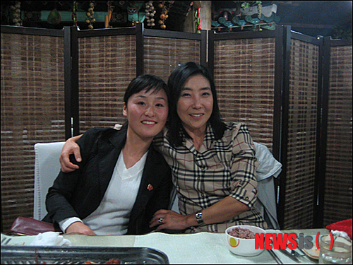 【뉴욕=뉴시스】노창현 특파원 = ‘재미동포아줌마 북한에가다’의 저자 신은미씨가 남편 정태일씨와 시카고 강연회를 마치고 지난 11일 뉴욕에 왔다. 캘리포니아에 거주하는 신은미씨 부부는 지난 2년간 북한 전역을 40일간 여행하며 진솔한 여행기를 실어 화제를 모았다. 오는 8월 네 번째 북한여행을 계획중인 이들은 “이번 방문길엔 수양딸의 인연을 맺은 설경이의 신혼집도 방문할 것”이라고 말했다. 안내원의 인연으로 만나 수양딸이 된 김설경씨와 함께 한 신은미씨. <사진=신은미씨 제공>&nbsp; robin@newsis.com 