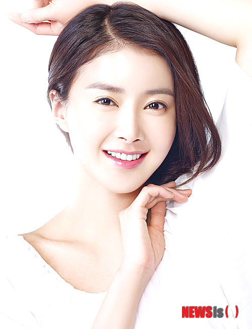 【서울=뉴시스】박영주 기자 = 탤런트 이시영(31)이 LG생활건강 화장품 브랜드 라끄베르의 모델이 됐다. LG생활건강은 “이시영은 10대부터 장년층까지 다양한 연령층으로부터 사랑을 받고 있는만큼 다방면에서 활발하게 활동하면서 좋은 모습을 보여주고 있다. 건강미와 아름다움을 한 번에 추구할 수 있는 배우여서 다양한 연령대 소비자와의 커뮤니케이션을 강화할 것으로 기대한다”고 밝혔다. 한편, 이시영은 엄기준(37)과 함께한 영화 ‘더 웹툰: 예고 살인’(감독 김용균)의 6월 개봉을 앞두고 있다. gogogirl@newsis.com