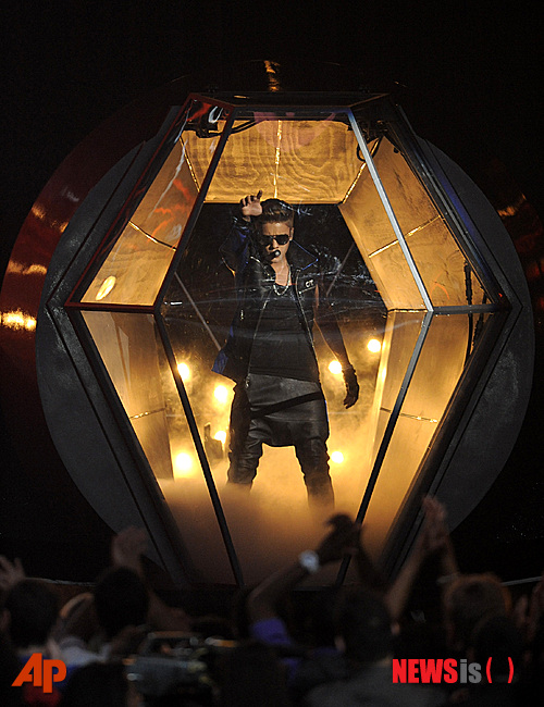 【서울=뉴시스】이재훈 기자 = 캐나다의 팝스타 저스틴 비버(19)가 우주여행을 떠난다.&nbsp; 자신의 매니저이자 월드스타 싸이(36)의 해외 매니저이기도 한 스쿠터 브라운(32)과 우주여행 탑승자 명단에 이름을 올렸다.&nbsp; 이들이 예약한 우주비행선을 운영하는 버진 갤러틱의 모회사 버진그룹의 리처드 브랜슨(63)은 6일(현지시간) 트위터에 "비버와 브라운이 우주비행선의 승객이 됐다"고 확인했다.&nbsp; 비버 역시 트위터에 "우주에서 뮤직비디오를 찍자"고 화답했다.&nbsp; 앞서 영국의 물리학자 스티븐 호킹, 할리우드 스타 톰 행크스, 브래드 피트·안젤리나 졸리 부부 등이 버진갤러틱의 탑승자 리스트에 들었다.&nbsp; 버진갤러틱의 탑승료는 1인 25만 달러(약 2억8000만원) 선으로 알려졌다. 6인용 상업 우주비행선으로 올해 안에 시험비행을 마치고 내년에 본격적으로 가동한다.&nbsp; realpaper7@newsis.com 