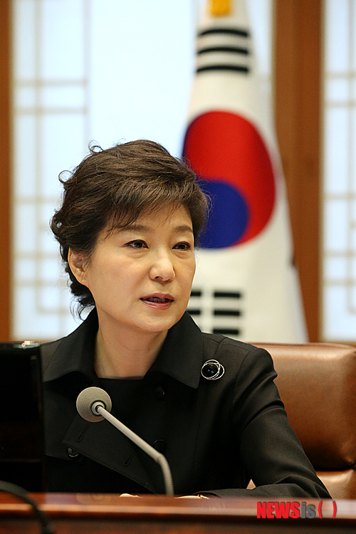 【서울=뉴시스】김영욱 기자 = 박근혜 대통령이 20일 오전 청와대에서 수석비서관 회의를 주재하며 모두발언을 하고 있다. (사진=청와대 제공) photo@newsis.com