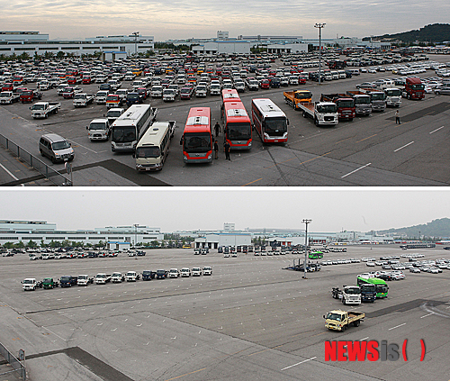 【전주=뉴시스】유영수 기자 = 현대자동차 전주공장은 20일 노조의 2교대 반대와 주말 특근 거부로 주문은 밀려드는데 출고 대기장에 판매할 차가 없어 주문대기 기간이 6∼7개월로 늘어났다고 밝혔다. (아래)사진은 노조가 생산라인 2교대 도입에 반대해 지난 3월부터 15차례나 주말 특근 거부로 출고 대기장이 텅 비어 있는 모습이며 (위) 사진은 특근거부 직전 트럭들로 꽉 찼던 출고 대기장이다.(사진=현대자동차 전주공장 제공)&nbsp; yu0014@newsis.com 
