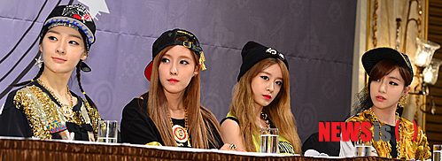 【서울=뉴시스】조종원 기자 = 20일 오후 서울 강남구 논현동 임피리얼 팰리스 서울에서 열린 그룹 '티아라엔포' 미국 진출 간담회에서 가수 아름, 효민, 지연, 은정이 사회자의 질문을 듣고 있다.&nbsp; choswat@newsis.com