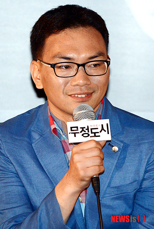 【서울=뉴시스】조성봉 기자= 20일 오후 서울 중구 을지로 메가박스 동대문에서 열린 JTBC 드라마 ‘무정도시’ 제작발표회에 참석한 이정효 감독이 인사말을 하고 있다. ‘무정도시’는 마약조직을 무대로 활동하는 언더커버와 그들을 쫓는 경찰과의 숨 막히는 대결을 그린 드라마다.&nbsp; suncho21@newsis.com