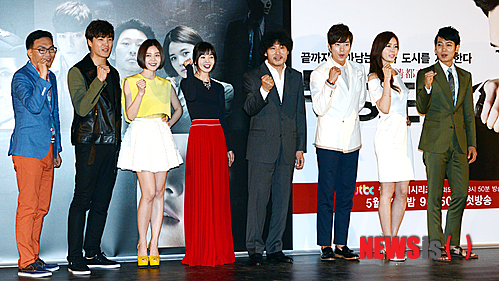 【서울=뉴시스】조성봉 기자= 20일 오후 서울 중구 을지로 메가박스 동대문에서 열린 JTBC 드라마 ‘무정도시’ 제작발표회에 참석한 이정효(왼쪽) 감독과 출연 배우들이 파이팅을 외치고 있다. ‘무정도시’는 마약조직을 무대로 활동하는 언더커버와 그들을 쫓는 경찰과의 숨 막히는 대결을 그린 드라마다.&nbsp; suncho21@newsis.com