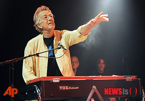 【서울=뉴시스】오제일 기자 = 전설적인 록 그룹 '더 도어스(The Doors)'의 키보디스트 레이 만자렉이 74세를 일기로 사망했다.&nbsp; 만자렉은 20일(현지시간) 독일 로젠하임의 병원에서 가족들이 지켜보는 가운데 숨을 거뒀다. 그는 오랜 기간 암을 앓아왔다.&nbsp; 1965년 보컬 짐 모리슨, 기타 로비 크리거, 드럼 존 덴즈모 등과 함께 '더 도어스'를 결성했다. 록 역사상 가장 뛰어난 키보드 플레이어 중 한 명으로 '도어스'의 키보드 사운드를 이끌었다.&nbsp; '더 도어스'는 몽환적인 보컬과 시적인 가사로 미국 대중음악에 지대한 영향을 미쳤다. '라이트 마이 파이어(Light My Fire)' '디 앤드(The End)' '피플 아 스트레인저(People Are Stranger)' 등의 히트곡을 남겼다. 1971년 짐 모리슨이 사망하자 2년 뒤 해체했다.&nbsp; 드러머 존 덴즈모는 "레이만큼 짐 모리슨의 가사를 잘 표현하는 키보드 플레이어는 없었다. 평생 음악을 나눈 내 형제가 그리울 것"이라고 애도했다.&nbsp; kafka@newsis.com