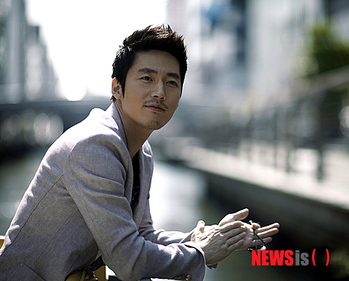 【서울=뉴시스】유상우 기자 = 탤런트 장혁(37)이 MBC TV 병영 체험프로그램 ‘일밤-진짜사나이’에 가세했다. 장혁이 예능프로그램에 고정출연하는 것은 데뷔 17년 만에 처음이다.&nbsp; ‘일밤’의 ‘아빠! 어디가?’에 이어 효자 프로그램으로 떠오른 ‘진짜사나이’는 김수로와 서경석, 류수영, 샘 해밍턴, 손진영 등이 실제 병사들과 함께 생활하며 군사훈련을 받는 모습을 가감 없이 보여준다.&nbsp; 장혁은 “시청자로서 ‘진짜사나이’는 단순한 예능이 아닌 리얼한 군 체험기라는 느낌을 받아 출연을 결정하게 됐다”며 “실제로 군 생활을 했던 2년은 나를 돌아보는 소중한 시간이었고, 그 시간을 통해 30대를 살아가는 데 많은 도움을 받기도 했다”고 밝혔다.&nbsp; “40대를 맞이하기에 앞서 다시 한 번 군 생활을 통해 나를 되돌아볼 수 있는 계기가 됐으면 한다”고 기대했다.&nbsp; 장혁과 함께 그룹 ‘제국의 아이들’의 박형식(22)도 투입됐다.&nbsp; 장혁은 27일 첫 녹화를 할 예정이다.&nbsp; swryu@newsis.com