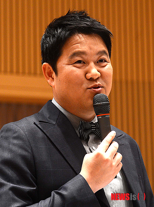 【서울=뉴시스】박종민 기자 = 방송인 김구라가 21일 오후 서울 목동SBS에서 열린 예능프로그램 '화신' 새 MC 간담회에 참석, 취재진의 질문에 답하고 있다.&nbsp; 지난 2월 19일 첫방송된 SBS '화신-마음을 지배하는자'는 신동엽 김희선 윤종신 3MC로 색다른 조합을 선보였다. 이어 제작진은 신설 코너를 추가해 포맷 자체를 신선하게 바꿨다. 기존 설문조사를 주제로 한 토크에서 완전히 탈피해 사람 중심 토크를 강화하고 출연자들의 진솔한 삶의 이야기를 들을 수 있는 '한 줄의 힘' 코너를 신설했다.&nbsp; jmc@newsis.com