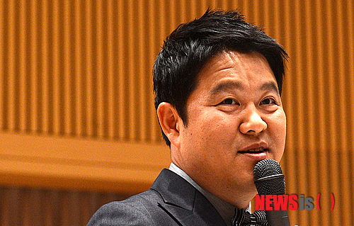 【서울=뉴시스】박종민 기자 = 방송인 김구라가 21일 오후 서울 목동SBS에서 열린 예능프로그램 '화신' 새 MC 간담회에 참석, 취재진의 질문에 답하고 있다.&nbsp; 지난 2월 19일 첫방송된 SBS '화신-마음을 지배하는자'는 신동엽 김희선 윤종신 3MC로 색다른 조합을 선보였다. 이어 제작진은 신설 코너를 추가해 포맷 자체를 신선하게 바꿨다. 기존 설문조사를 주제로 한 토크에서 완전히 탈피해 사람 중심 토크를 강화하고 출연자들의 진솔한 삶의 이야기를 들을 수 있는 '한 줄의 힘' 코너를 신설했다.&nbsp; jmc@newsis.com