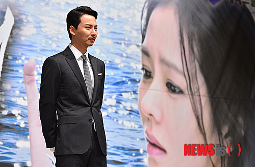 【서울=뉴시스】조종원 기자 = 21일 오후 서울 강남구 대치동 컨벤션 디아망에서 열린 KBS 2TV 월화드라마 '상어' 제작발표회에서 배우 김남길이 포토타임을 갖고 있다.&nbsp; KBS 2TV 월화드라마 '상어'는 가족의 복수에 절치부심하던 남자가 사랑하는 여인에게 칼끝을 겨눠야 하는 줄거리다.&nbsp; choswat@newsis.com