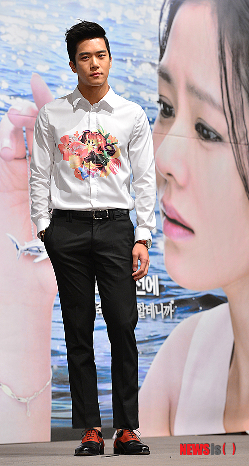 【서울=뉴시스】조종원 기자 = 21일 오후 서울 강남구 대치동 컨벤션 디아망에서 열린 KBS 2TV 월화드라마 '상어' 제작발표회에서 배우 하석진이 포토타임을 갖고 있다.&nbsp; KBS 2TV 월화드라마 '상어'는 가족의 복수에 절치부심하던 남자가 사랑하는 여인에게 칼끝을 겨눠야 하는 줄거리다.&nbsp; choswat@newsis.com