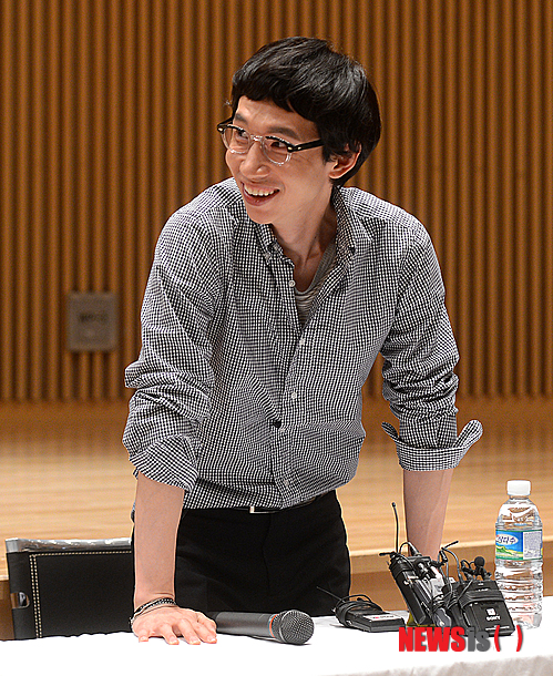 【서울=뉴시스】박종민 기자 = 배우 봉태규가 21일 오후 서울 목동SBS에서 열린 예능프로그램 '화신' 새 MC 간담회에 참석하고 있다.&nbsp; 지난 2월 19일 첫방송된 SBS '화신-마음을 지배하는자'는 신동엽 김희선 윤종신 3MC로 색다른 조합을 선보였다. 이어 제작진은 신설 코너를 추가해 포맷 자체를 신선하게 바꿨다. 기존 설문조사를 주제로 한 토크에서 완전히 탈피해 사람 중심 토크를 강화하고 출연자들의 진솔한 삶의 이야기를 들을 수 있는 '한 줄의 힘' 코너를 신설했다.&nbsp; jmc@newsis.com