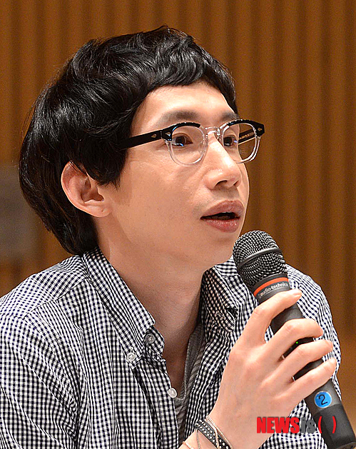 【서울=뉴시스】박종민 기자 = 배우 봉태규가 21일 오후 서울 목동SBS에서 열린 예능프로그램 '화신' 새 MC 간담회에 참석, 취재진의 질문에 답하고 있다.&nbsp; 지난 2월 19일 첫방송된 SBS '화신-마음을 지배하는자'는 신동엽 김희선 윤종신 3MC로 색다른 조합을 선보였다. 이어 제작진은 신설 코너를 추가해 포맷 자체를 신선하게 바꿨다. 기존 설문조사를 주제로 한 토크에서 완전히 탈피해 사람 중심 토크를 강화하고 출연자들의 진솔한 삶의 이야기를 들을 수 있는 '한 줄의 힘' 코너를 신설했다.&nbsp; jmc@newsis.com