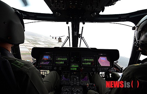 【논산=뉴시스】홍성후 기자 = 20일 충남 논산시 육군항공학교에서 열린 한국형 기동헬기(KUH) '수리온' 전력화 행사 리허설에서 수리온이 시험비행을 실시하고 있다. hippo@newsis.com 
