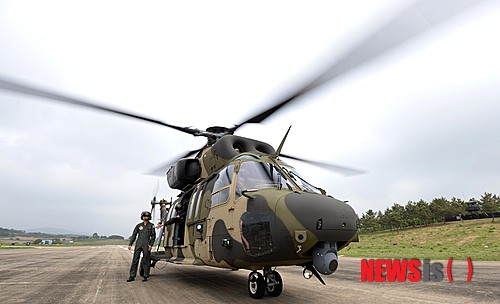 【논산=뉴시스】홍성후 기자 = 20일 충남 논산시 육군항공학교에서 열린 한국형 기동헬기(KUH) '수리온' 전력화 행사 리허설에서 수리온이 시험비행을 실시하고 있다. hippo@newsis.com 